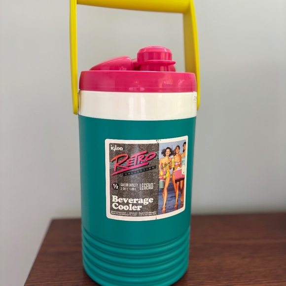 IGLOO RETRO COLLECTION BEVERAGE COOLER - Picture 1 of 3